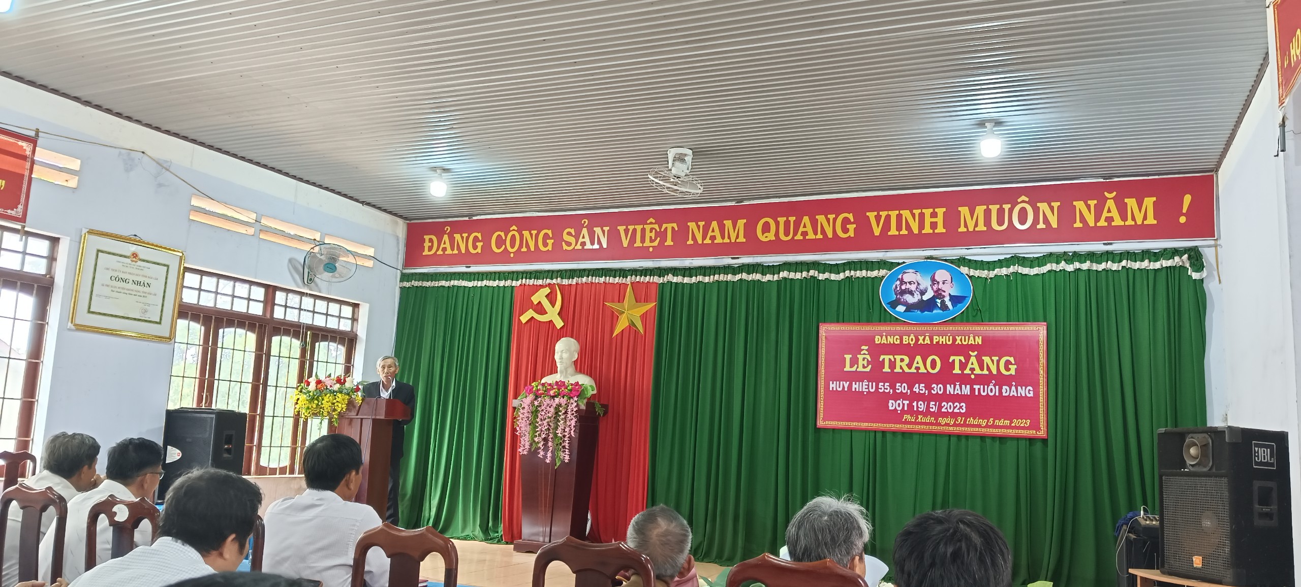 dảng vien phat bieu